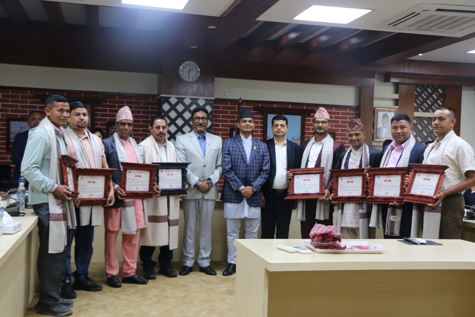 विदेशबाट फर्किएर स्वदेशमा उद्यम गर्ने ७ जनालाई श्रम मन्त्रालयले दियो जनही ७५ हजार पुरस्कार